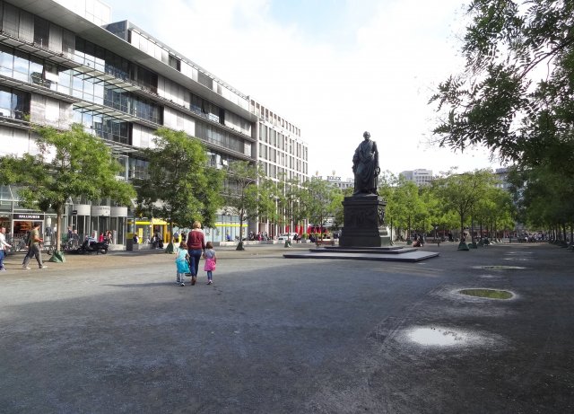  "'Grün ist eben nicht gleich Grün' - Blick auf den unbeliebten Goethe-Platz in Frankfurt 'mit mickrigen Bäumchen mit hässlichen Bewässerungsmanschetten'" - Die Rechte für das Foto liegen bei "Prof. Dr. Constanze A. Petrow